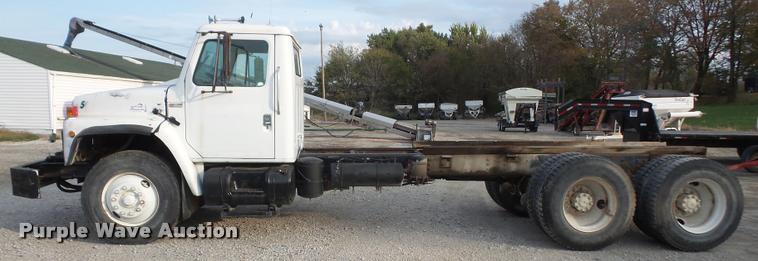 image for item DA3777 1985 International F1954 truck cab and chassis