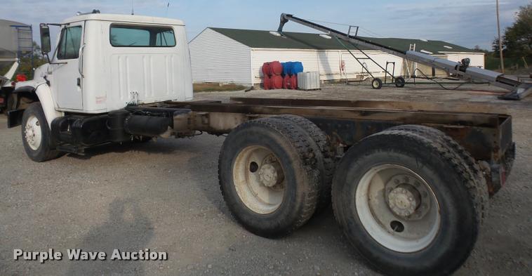 image for item DA3777 1985 International F1954 truck cab and chassis