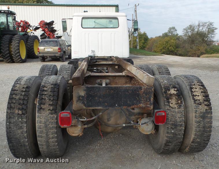 image for item DA3777 1985 International F1954 truck cab and chassis