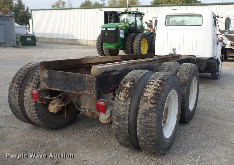 image for item DA3777 1985 International F1954 truck cab and chassis