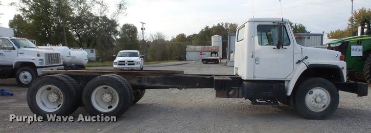 image for item DA3777 1985 International F1954 truck cab and chassis