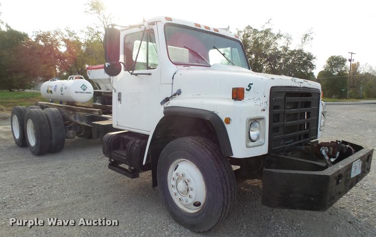 image for item DA3777 1985 International F1954 truck cab and chassis