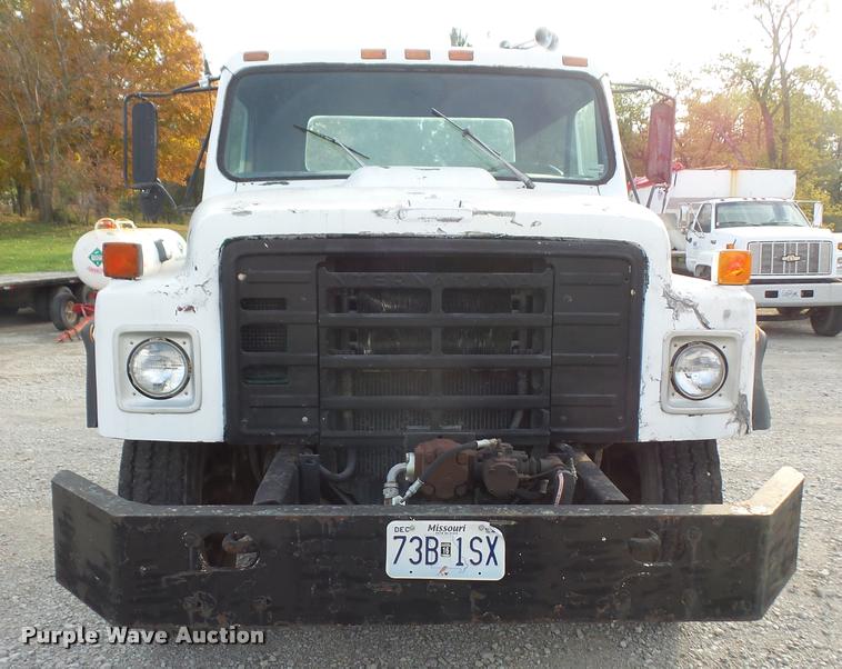 image for item DA3777 1985 International F1954 truck cab and chassis