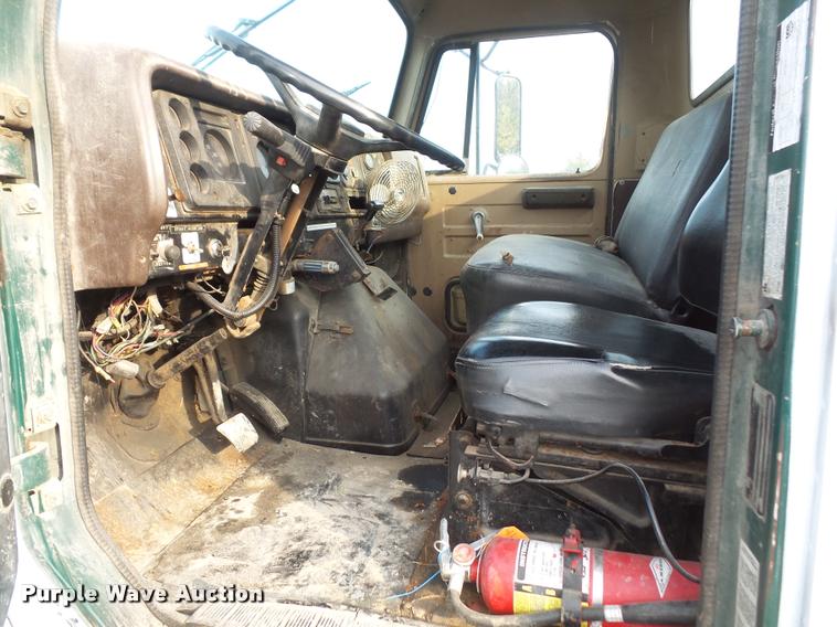 image for item DA3777 1985 International F1954 truck cab and chassis