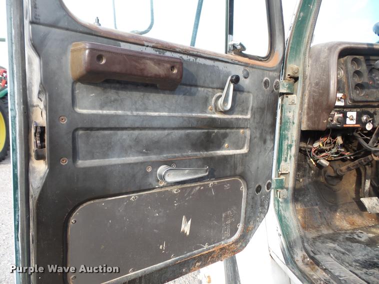 image for item DA3777 1985 International F1954 truck cab and chassis