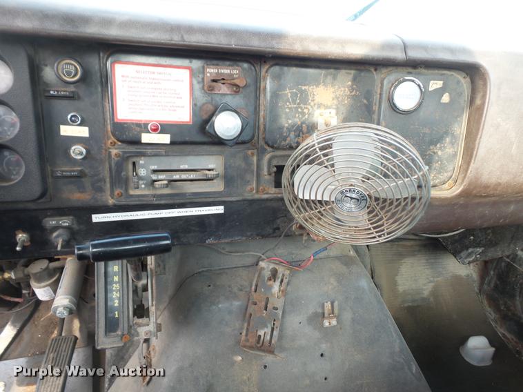 image for item DA3777 1985 International F1954 truck cab and chassis