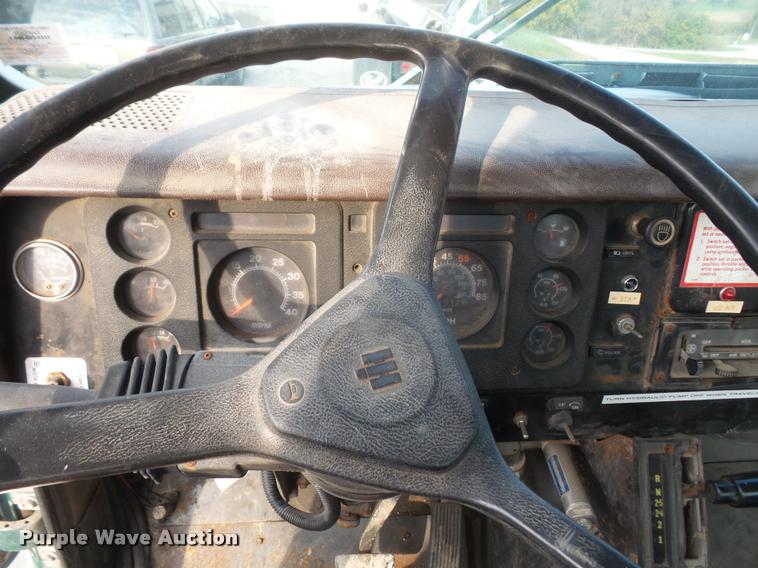 image for item DA3777 1985 International F1954 truck cab and chassis