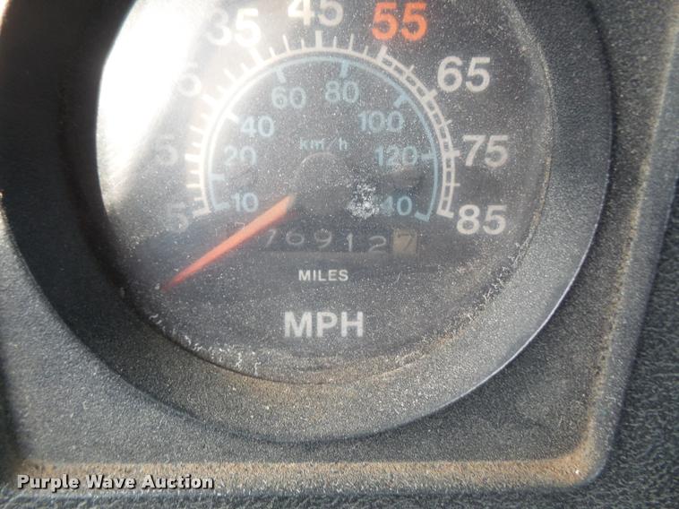 image for item DA3777 1985 International F1954 truck cab and chassis