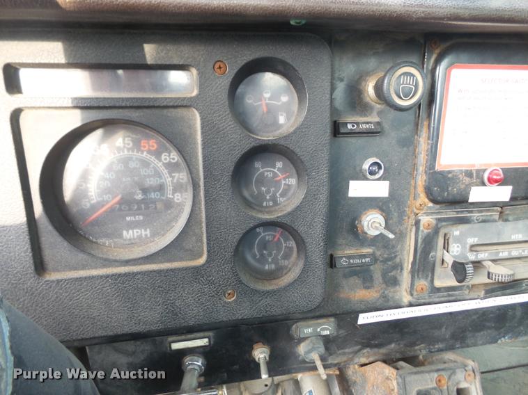 image for item DA3777 1985 International F1954 truck cab and chassis