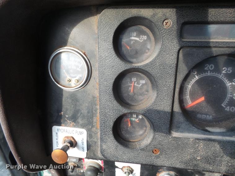 image for item DA3777 1985 International F1954 truck cab and chassis