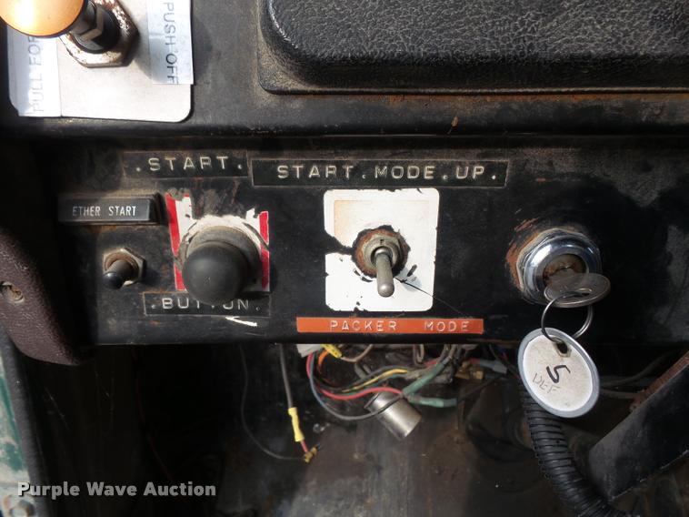 image for item DA3777 1985 International F1954 truck cab and chassis