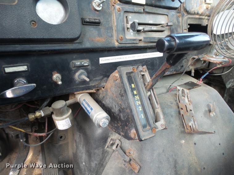 image for item DA3777 1985 International F1954 truck cab and chassis