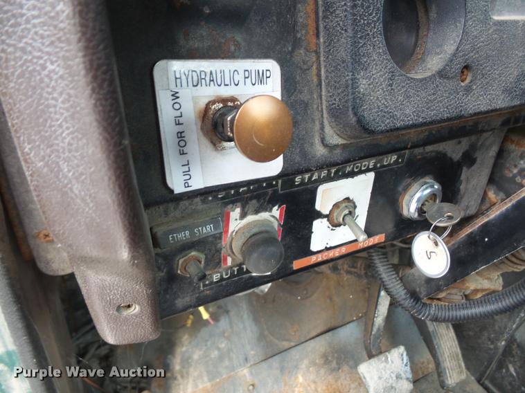 image for item DA3777 1985 International F1954 truck cab and chassis