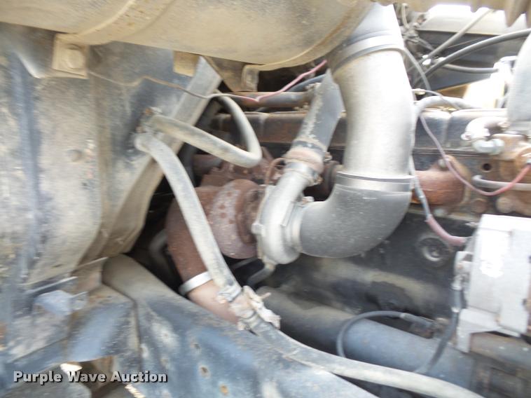 image for item DA3777 1985 International F1954 truck cab and chassis