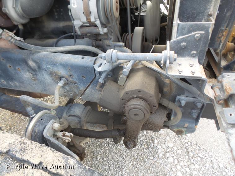 image for item DA3777 1985 International F1954 truck cab and chassis