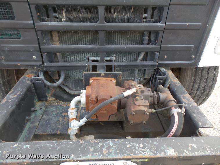 image for item DA3777 1985 International F1954 truck cab and chassis