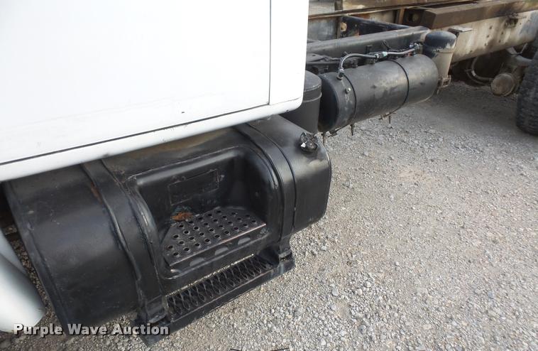 image for item DA3777 1985 International F1954 truck cab and chassis