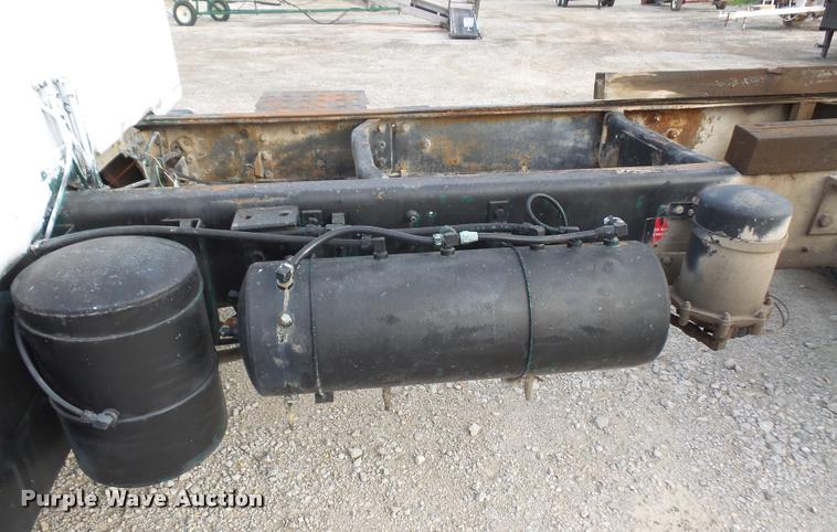 image for item DA3777 1985 International F1954 truck cab and chassis