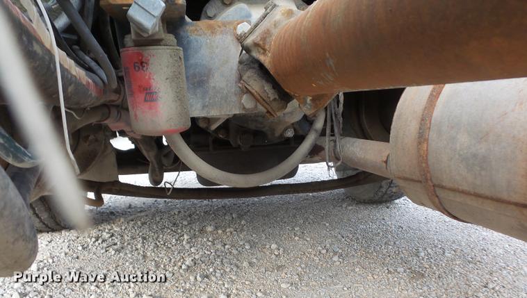 image for item DA3777 1985 International F1954 truck cab and chassis