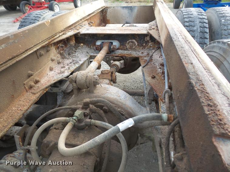 image for item DA3777 1985 International F1954 truck cab and chassis