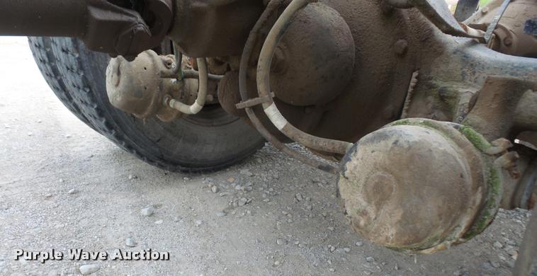 image for item DA3777 1985 International F1954 truck cab and chassis