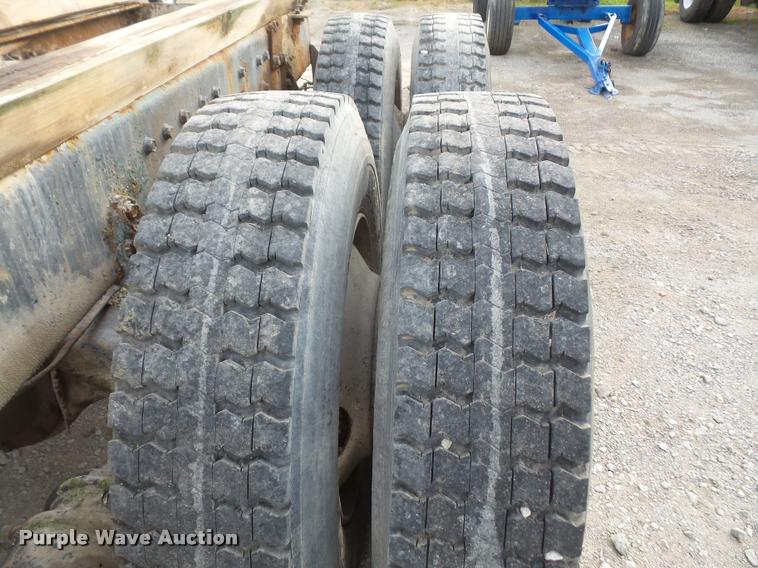 image for item DA3777 1985 International F1954 truck cab and chassis