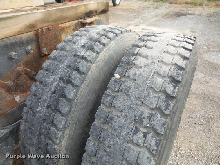 image for item DA3777 1985 International F1954 truck cab and chassis