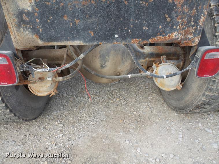 image for item DA3777 1985 International F1954 truck cab and chassis