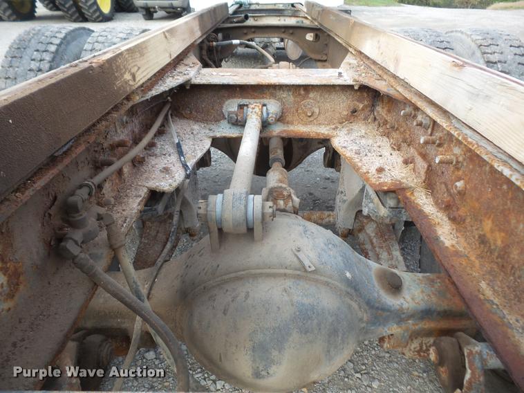 image for item DA3777 1985 International F1954 truck cab and chassis