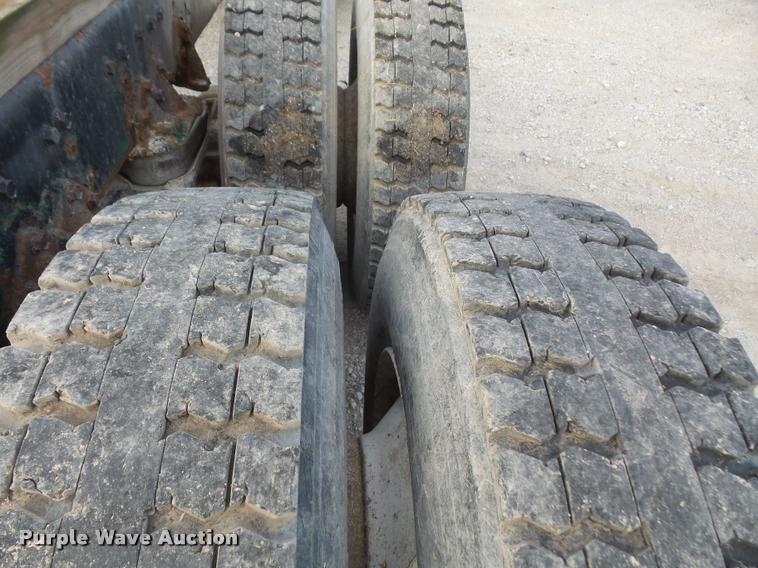 image for item DA3777 1985 International F1954 truck cab and chassis