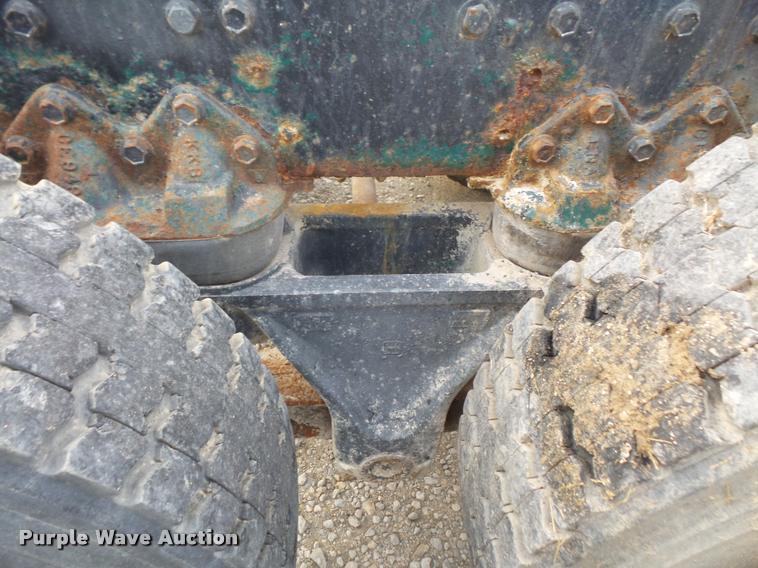 image for item DA3777 1985 International F1954 truck cab and chassis