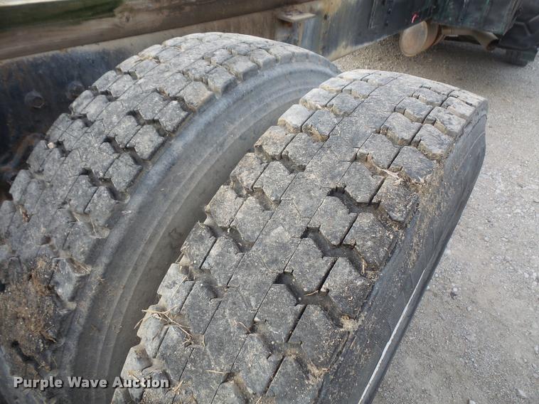 image for item DA3777 1985 International F1954 truck cab and chassis