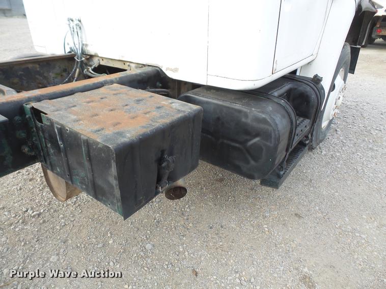 image for item DA3777 1985 International F1954 truck cab and chassis