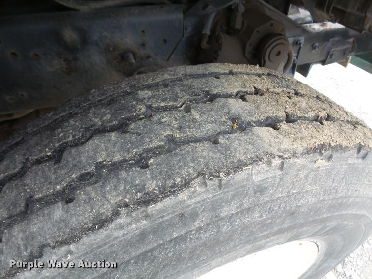 image for item DA3777 1985 International F1954 truck cab and chassis