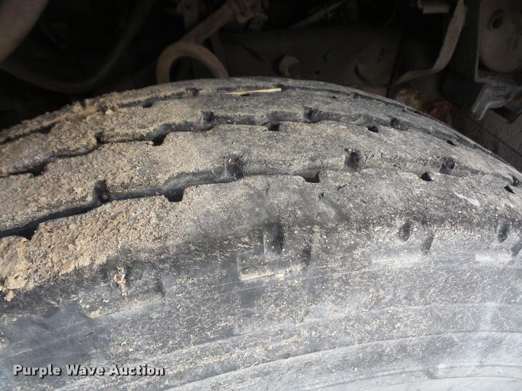 image for item DA3777 1985 International F1954 truck cab and chassis