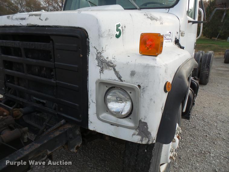 image for item DA3777 1985 International F1954 truck cab and chassis