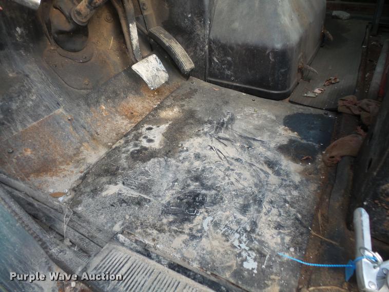 image for item DA3777 1985 International F1954 truck cab and chassis