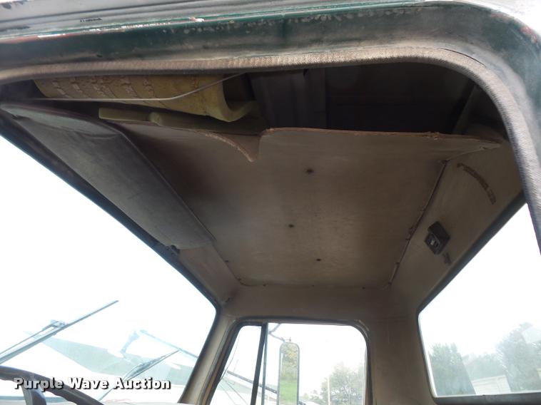 image for item DA3777 1985 International F1954 truck cab and chassis