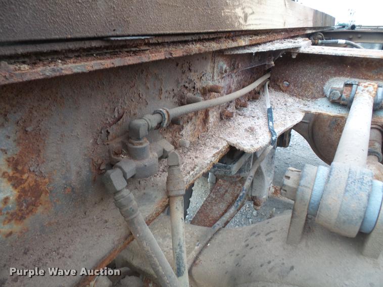 image for item DA3777 1985 International F1954 truck cab and chassis