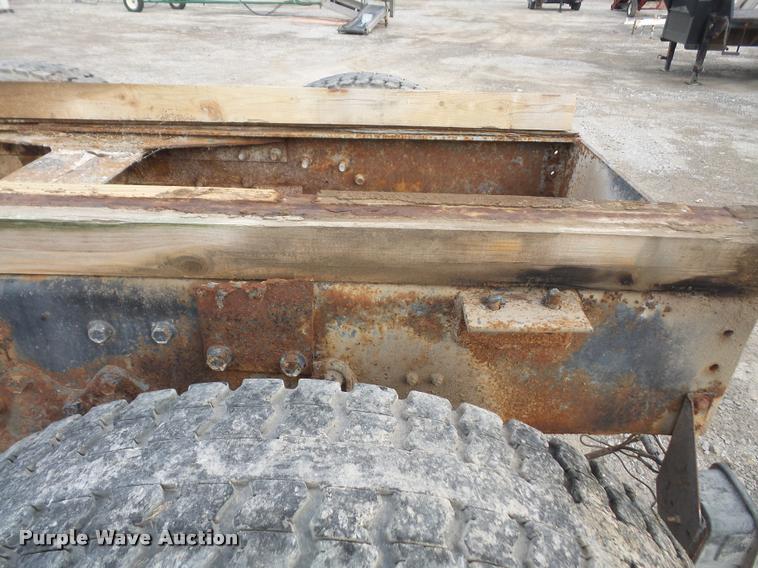 image for item DA3777 1985 International F1954 truck cab and chassis