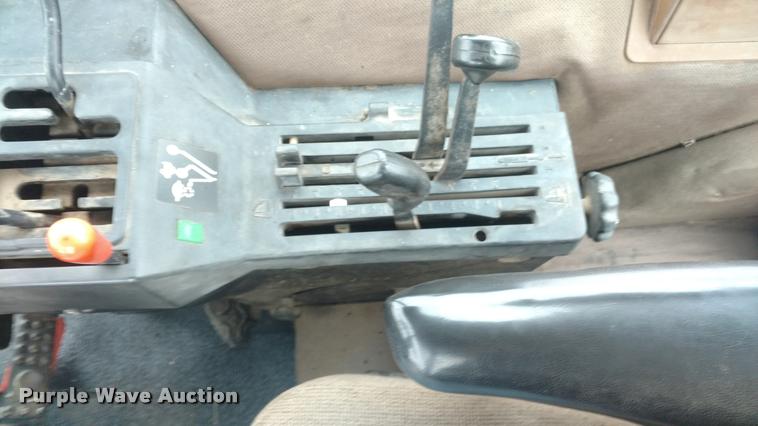 image for item DA4318 1984 John Deere 2950 tractor