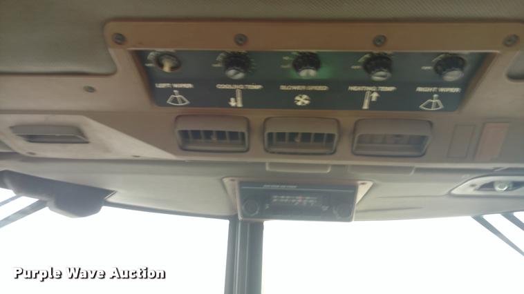 image for item DA4318 1984 John Deere 2950 tractor