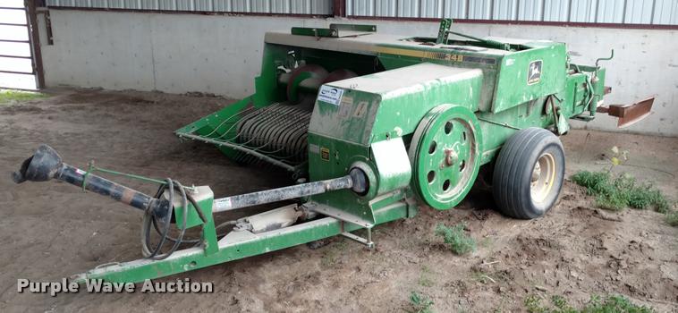 image for item DA4380 John Deere 348 small square baler