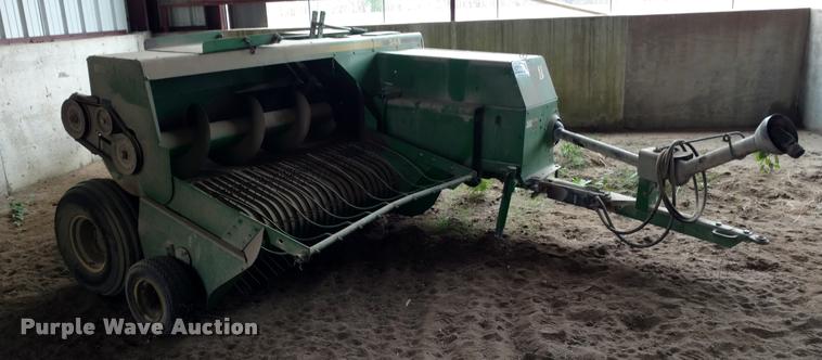 image for item DA4380 John Deere 348 small square baler