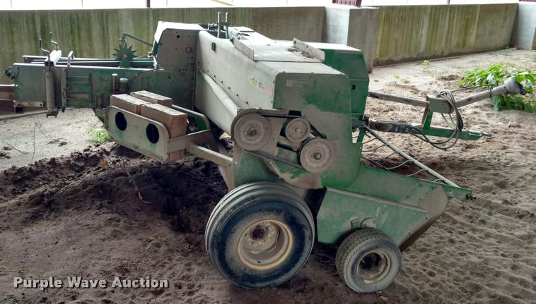 image for item DA4380 John Deere 348 small square baler