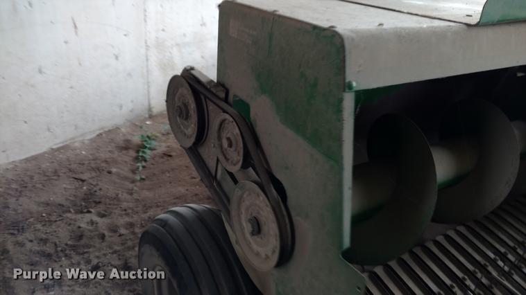 image for item DA4380 John Deere 348 small square baler