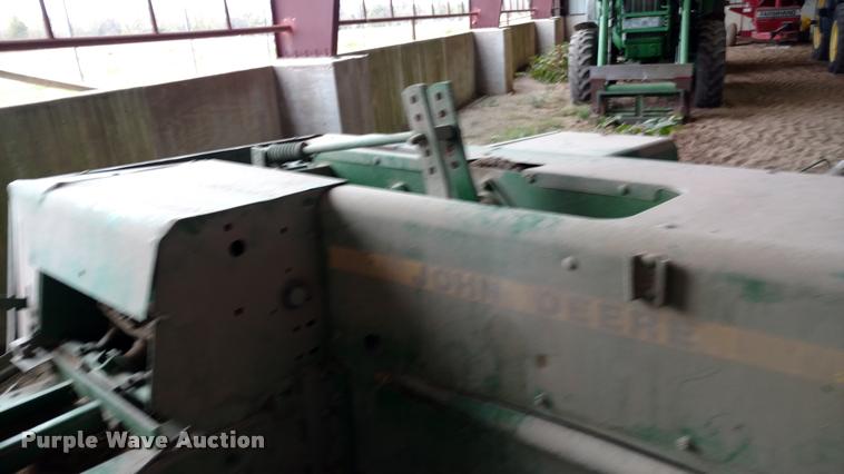 image for item DA4380 John Deere 348 small square baler