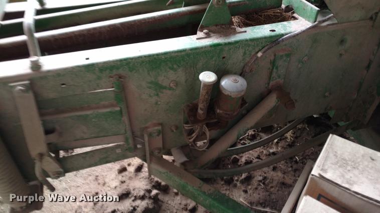 image for item DA4380 John Deere 348 small square baler