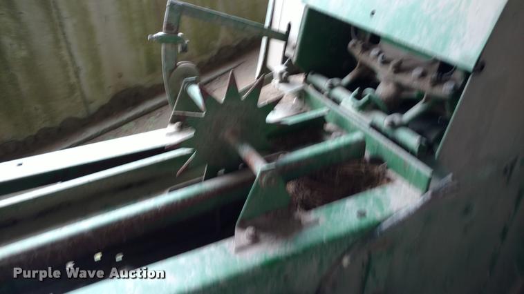 image for item DA4380 John Deere 348 small square baler