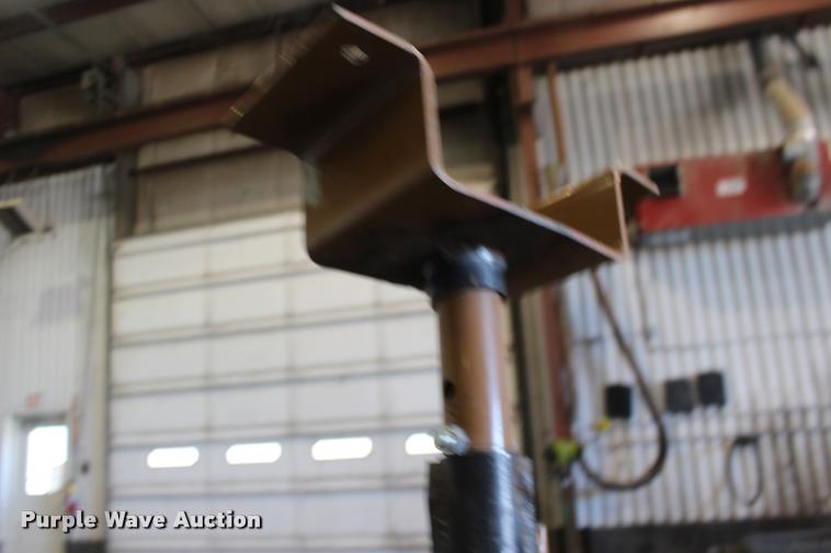 image for item DA4459 John Deere JT07056A service jack